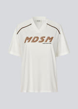 Sporty T-shirt with a chest logo. The AroobMD T-Shirt is made from lightweight fabric and features sporty details such as seam stripes and a V-neck with ribbed trim. A modern and relaxed T-shirt, perfect for sporty everyday looks.