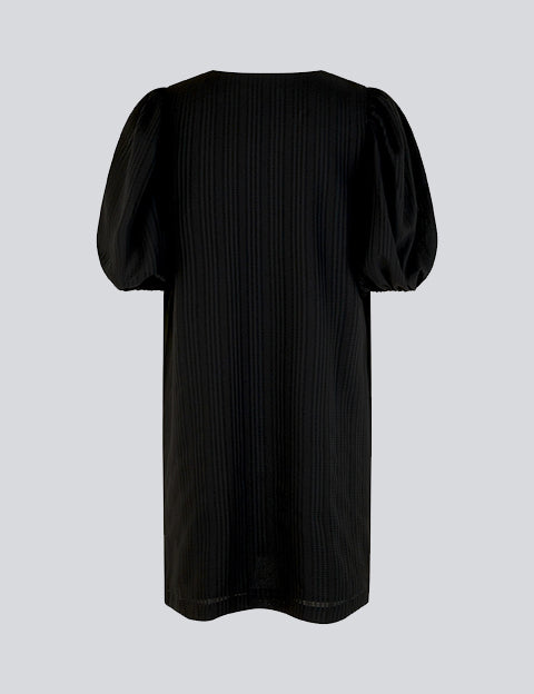 Short dress in black with relaxed fit and v-neckline. The sleeves on AshaMD dress are short and voluminous with elasticated cuffs.