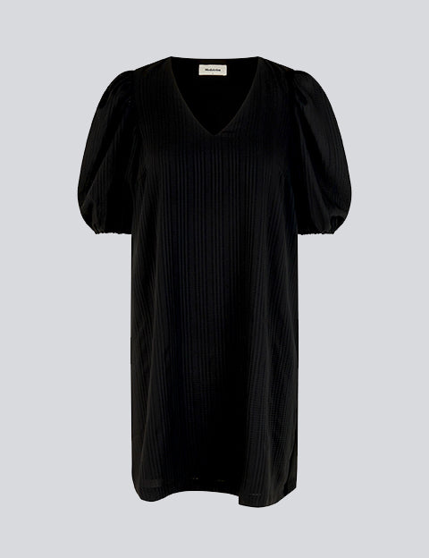 Short dress in black with relaxed fit and v-neckline. The sleeves on AshaMD dress are short and voluminous with elasticated cuffs.