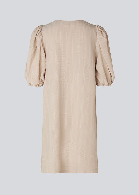 Short dress in beige with relaxed fit and v-neckline. The sleeves on AshaMD dress are short and voluminous with elasticated cuffs.