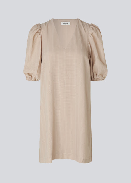Short dress in beige with relaxed fit and v-neckline. The sleeves on AshaMD dress are short and voluminous with elasticated cuffs.