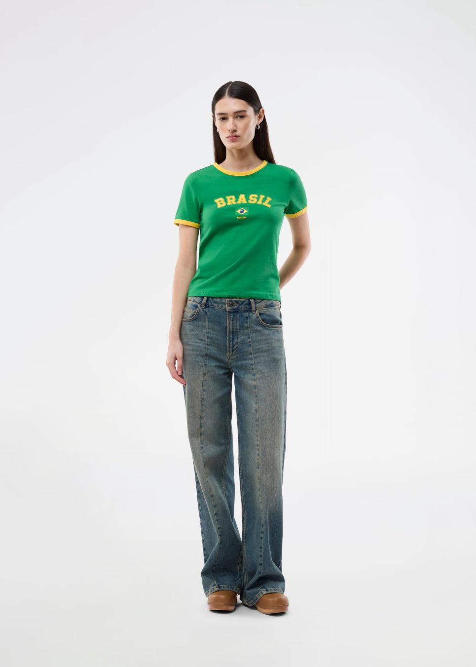Fitted T-shirt with Brazil logo. The AstaMD Brasil T-Shirt features contrast trims on the short sleeves and round neckline. A sporty and modern T-shirt, perfect for everyday and casual looks.
 