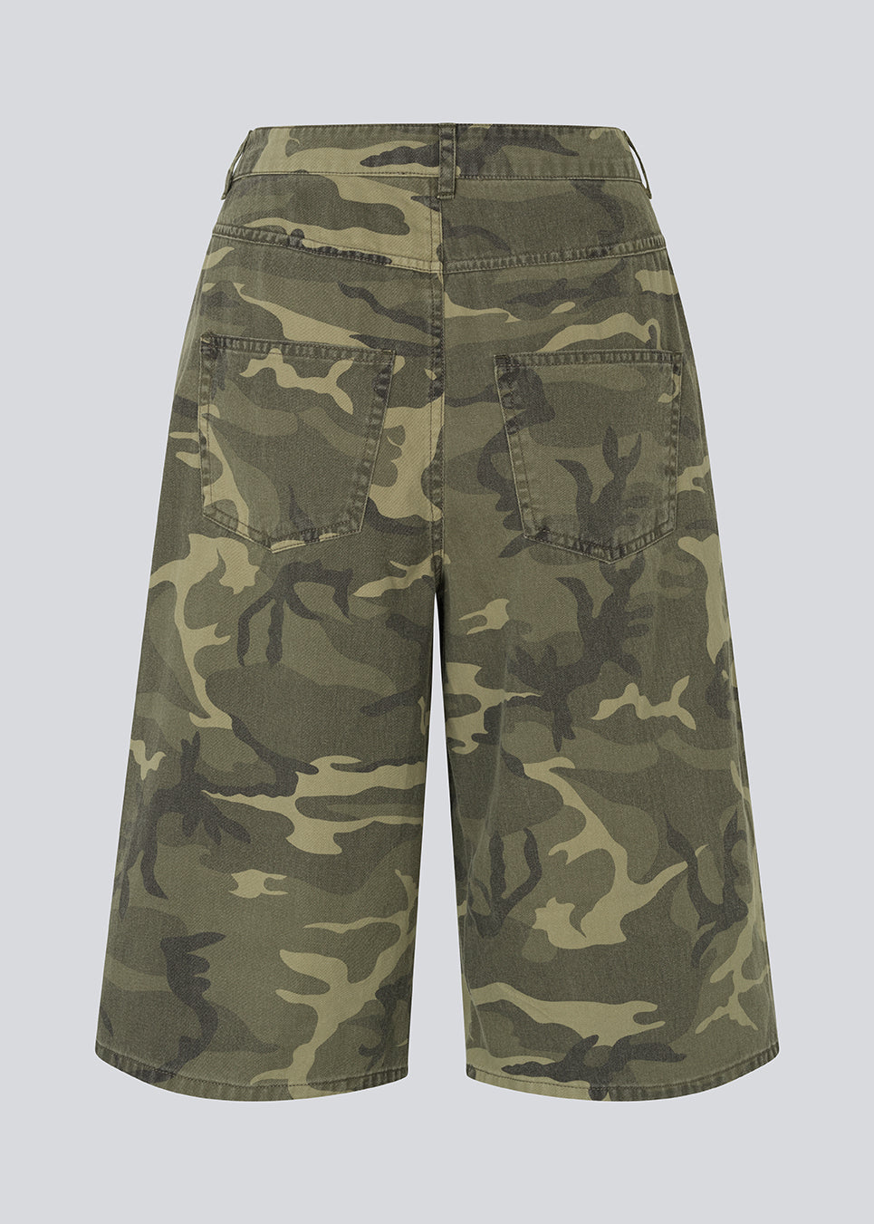 Long cargo shorts in camouflage print. The AthenaMD Long Shorts are made from cotton denim and feature pockets, belt loops, and a button-and-zip fly closure. A modern and stylish choice for relaxed summer looks.
 