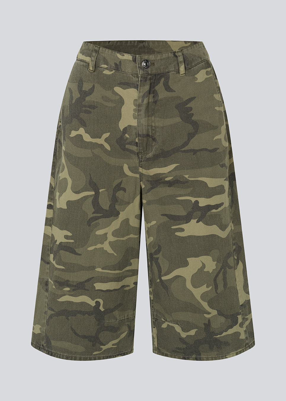 Long cargo shorts in camouflage print. The AthenaMD Long Shorts are made from cotton denim and feature pockets, belt loops, and a button-and-zip fly closure. A modern and stylish choice for relaxed summer looks.
 