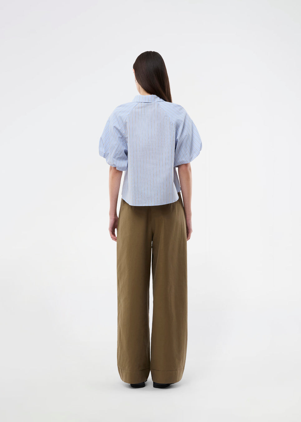 Short-sleeve shirt with voluminous sleeves. The AugustaMD Shirt features stripes, a collar, and button closure, and is made from 85% organic cotton. A light and elegant shirt, perfect for both everyday wear and more polished looks.