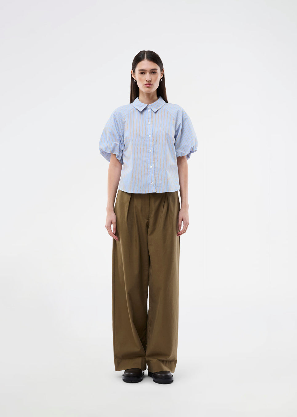 Short-sleeve shirt with voluminous sleeves. The AugustaMD Shirt features stripes, a collar, and button closure, and is made from 85% organic cotton. A light and elegant shirt, perfect for both everyday wear and more polished looks.
