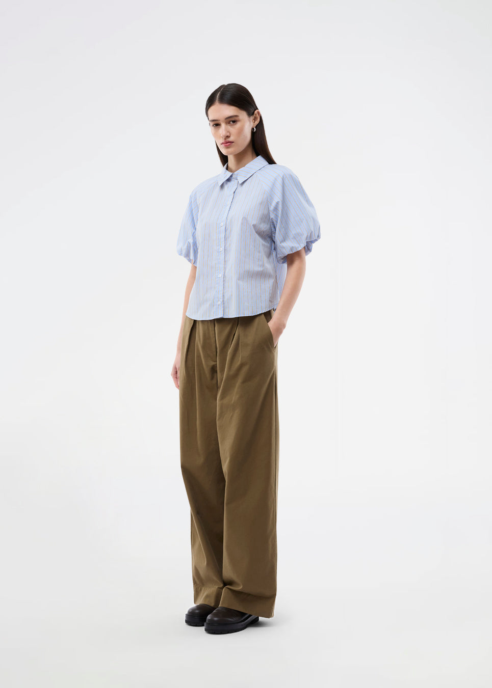 Short-sleeve shirt with voluminous sleeves. The AugustaMD Shirt features stripes, a collar, and button closure, and is made from 85% organic cotton. A light and elegant shirt, perfect for both everyday wear and more polished looks.