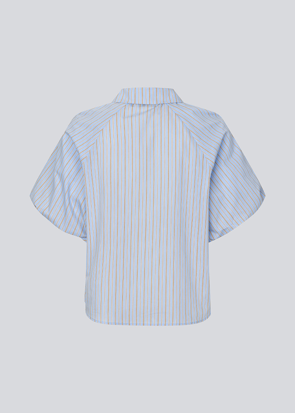 Short-sleeve shirt with voluminous sleeves. The AugustaMD Shirt features stripes, a collar, and button closure, and is made from 85% organic cotton. A light and elegant shirt, perfect for both everyday wear and more polished looks.