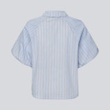 Short-sleeve shirt with voluminous sleeves. The AugustaMD Shirt features stripes, a collar, and button closure, and is made from 85% organic cotton. A light and elegant shirt, perfect for both everyday wear and more polished looks.