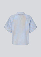 Short-sleeve shirt with voluminous sleeves. The AugustaMD Shirt features stripes, a collar, and button closure, and is made from 85% organic cotton. A light and elegant shirt, perfect for both everyday wear and more polished looks.