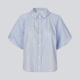 Short-sleeve shirt with voluminous sleeves. The AugustaMD Shirt features stripes, a collar, and button closure, and is made from 85% organic cotton. A light and elegant shirt, perfect for both everyday wear and more polished looks.
