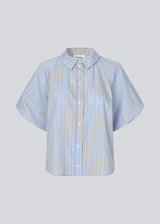 Short-sleeve shirt with voluminous sleeves. The AugustaMD Shirt features stripes, a collar, and button closure, and is made from 85% organic cotton. A light and elegant shirt, perfect for both everyday wear and more polished looks.