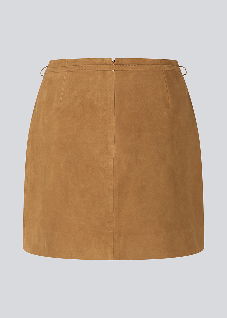 Mini skirt in suede with belt detail. The AxelleMD Skirt is fitted and features a back zip closure. A modern and stylish skirt, perfect for both everyday wear and festive occasions.