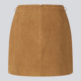 Mini skirt in suede with belt detail. The AxelleMD Skirt is fitted and features a back zip closure. A modern and stylish skirt, perfect for both everyday wear and festive occasions.