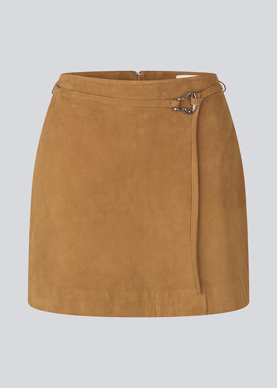 Mini skirt in suede with belt detail. The AxelleMD Skirt is fitted and features a back zip closure. A modern and stylish skirt, perfect for both everyday wear and festive occasions.