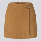 Mini skirt in suede with belt detail. The AxelleMD Skirt is fitted and features a back zip closure. A modern and stylish skirt, perfect for both everyday wear and festive occasions.