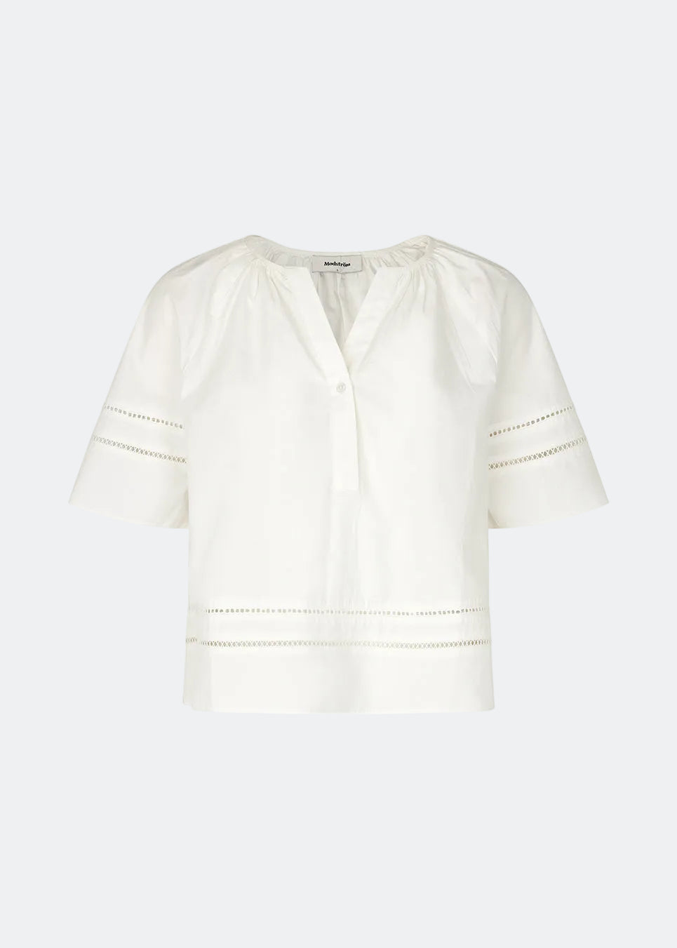 Short-sleeve blouse with embroidery details. The AyoMD Top has a relaxed fit with gathered details at the neckline and a V-neckline with a single button. Made from a lightweight 100% organic cotton fabric, perfect for a feminine and relaxed look.