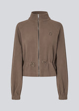 Fleece jacket with modern, sporty details. The BadraMD Jacket is made from 100% recycled polyester and features a zip closure, subtle chest logo, elasticated cuffs, and an adjustable drawstring at the waist.