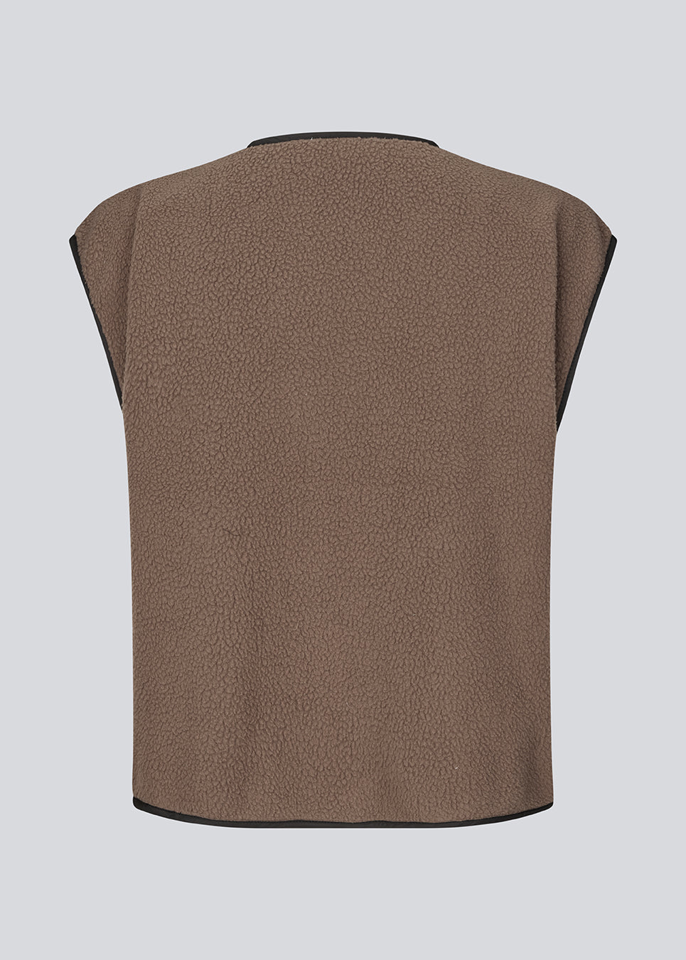 Fleece vest with a subtle chest logo. The BadraMD Vest features snap buttons, contrast trim, and a round neckline - a sporty and trendy layering piece, perfect for a cool layered look.