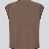 Fleece vest with a subtle chest logo. The BadraMD Vest features snap buttons, contrast trim, and a round neckline - a sporty and trendy layering piece, perfect for a cool layered look.