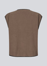 Fleece vest with a subtle chest logo. The BadraMD Vest features snap buttons, contrast trim, and a round neckline - a sporty and trendy layering piece, perfect for a cool layered look.