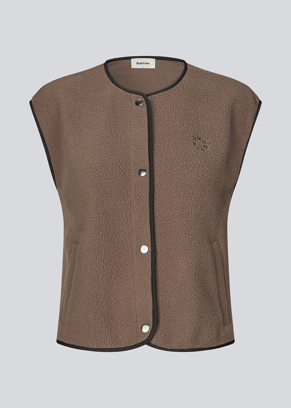 Fleece vest with a subtle chest logo. The BadraMD Vest features snap buttons, contrast trim, and a round neckline - a sporty and trendy layering piece, perfect for a cool layered look.
