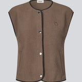 Fleece vest with a subtle chest logo. The BadraMD Vest features snap buttons, contrast trim, and a round neckline - a sporty and trendy layering piece, perfect for a cool layered look.
