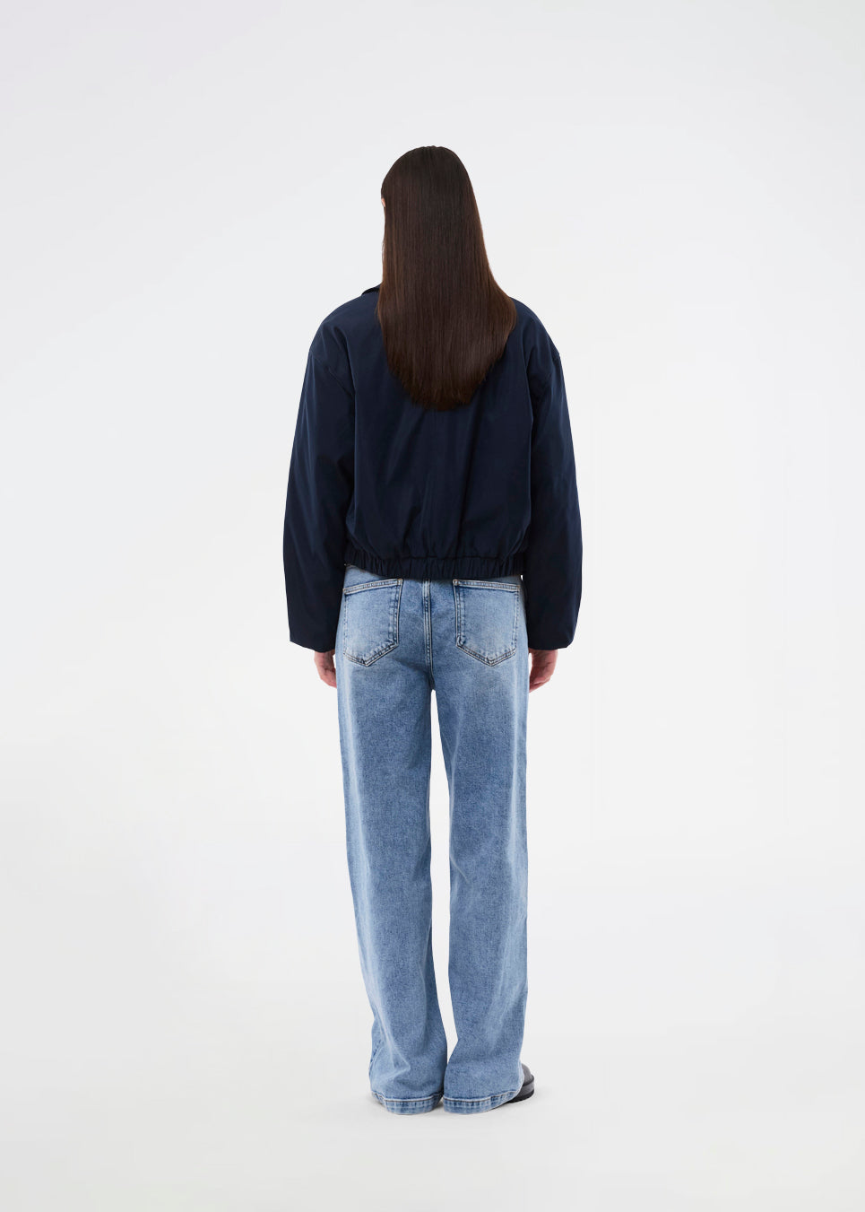 Modern and functional jacket. The Badumd jacket is designed with a classic collar, concealed fastening, and an elasticated hem that creates a relaxed, slightly cropped silhouette. A stylish transitional jacket that combines a minimalist look with comfort and versatile styling options.