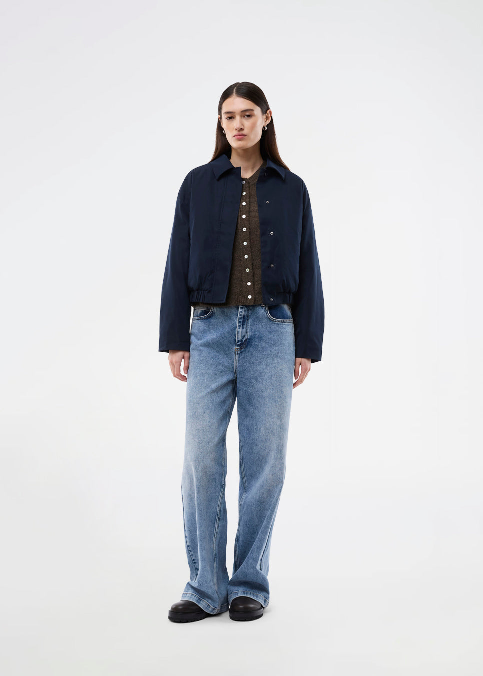 Modern and functional jacket. The Badumd jacket is designed with a classic collar, concealed fastening, and an elasticated hem that creates a relaxed, slightly cropped silhouette. A stylish transitional jacket that combines a minimalist look with comfort and versatile styling options.