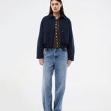 Modern and functional jacket. The Badumd jacket is designed with a classic collar, concealed fastening, and an elasticated hem that creates a relaxed, slightly cropped silhouette. A stylish transitional jacket that combines a minimalist look with comfort and versatile styling options.