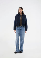 Modern and functional jacket. The Badumd jacket is designed with a classic collar, concealed fastening, and an elasticated hem that creates a relaxed, slightly cropped silhouette. A stylish transitional jacket that combines a minimalist look with comfort and versatile styling options.