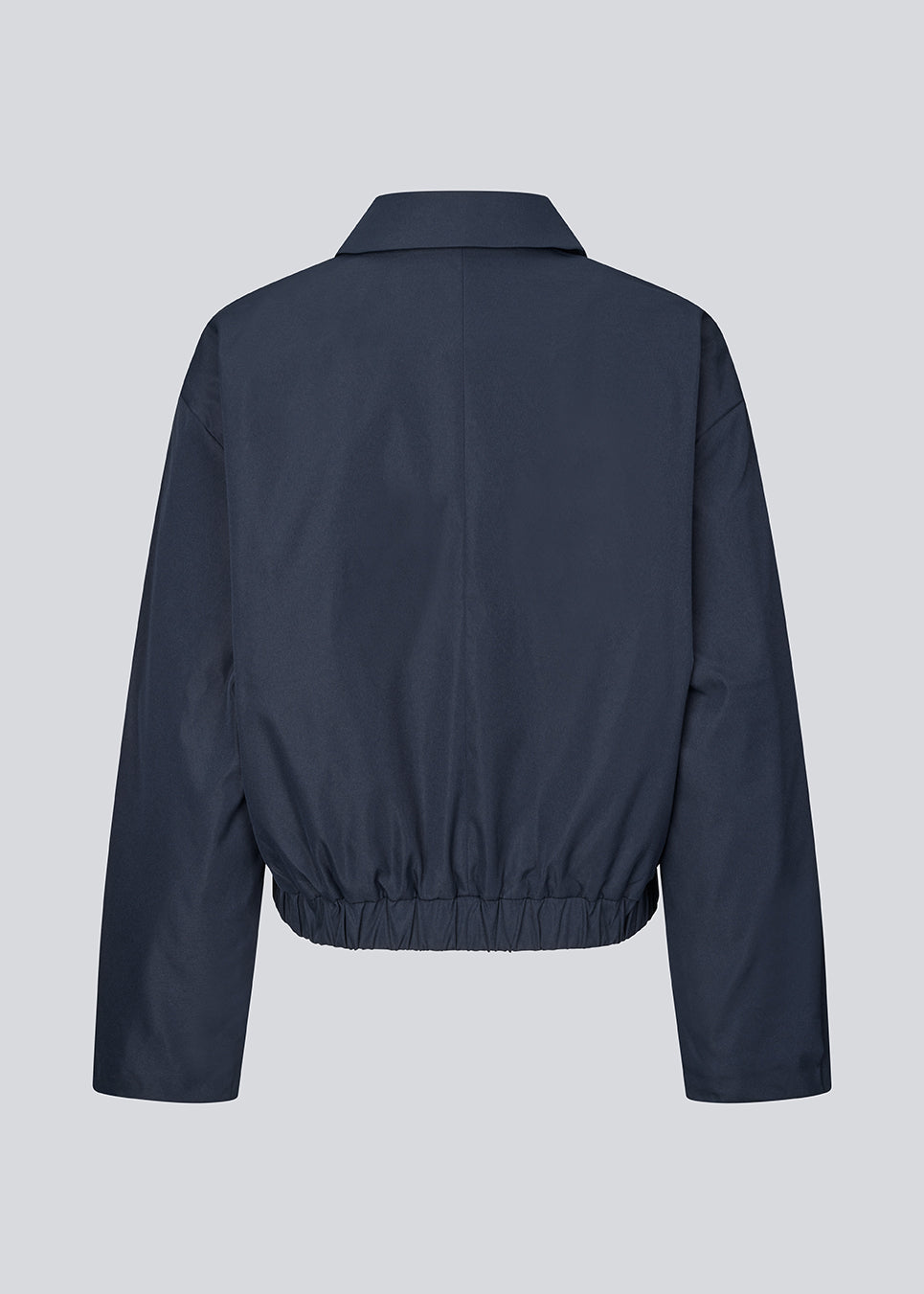 Modern and functional jacket. The Badumd jacket is designed with a classic collar, concealed fastening, and an elasticated hem that creates a relaxed, slightly cropped silhouette. A stylish transitional jacket that combines a minimalist look with comfort and versatile styling options.