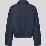 Modern and functional jacket. The Badumd jacket is designed with a classic collar, concealed fastening, and an elasticated hem that creates a relaxed, slightly cropped silhouette. A stylish transitional jacket that combines a minimalist look with comfort and versatile styling options.