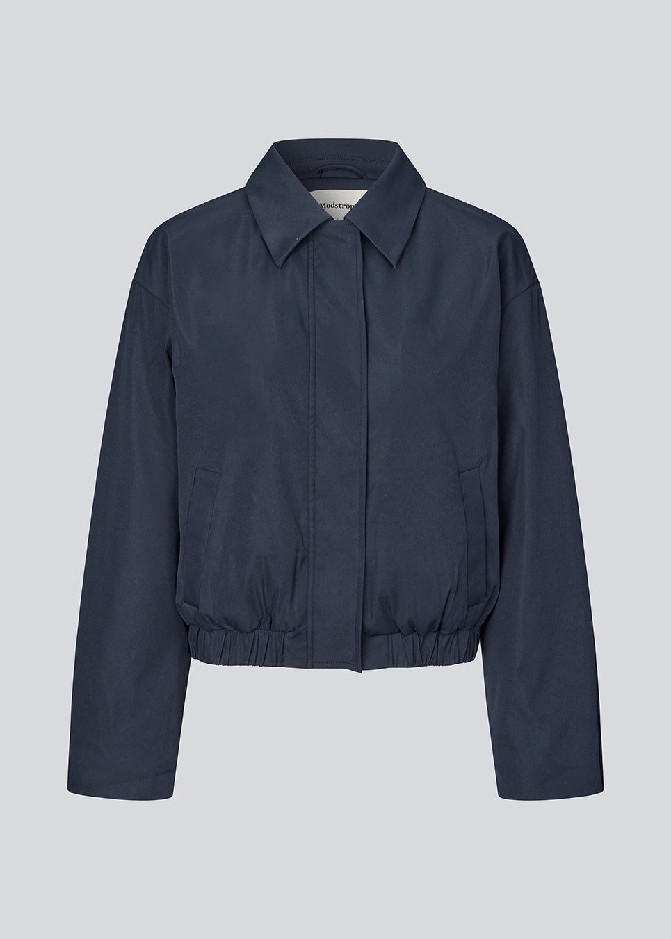 Modern and functional jacket. The Badumd jacket is designed with a classic collar, concealed fastening, and an elasticated hem that creates a relaxed, slightly cropped silhouette. A stylish transitional jacket that combines a minimalist look with comfort and versatile styling options.