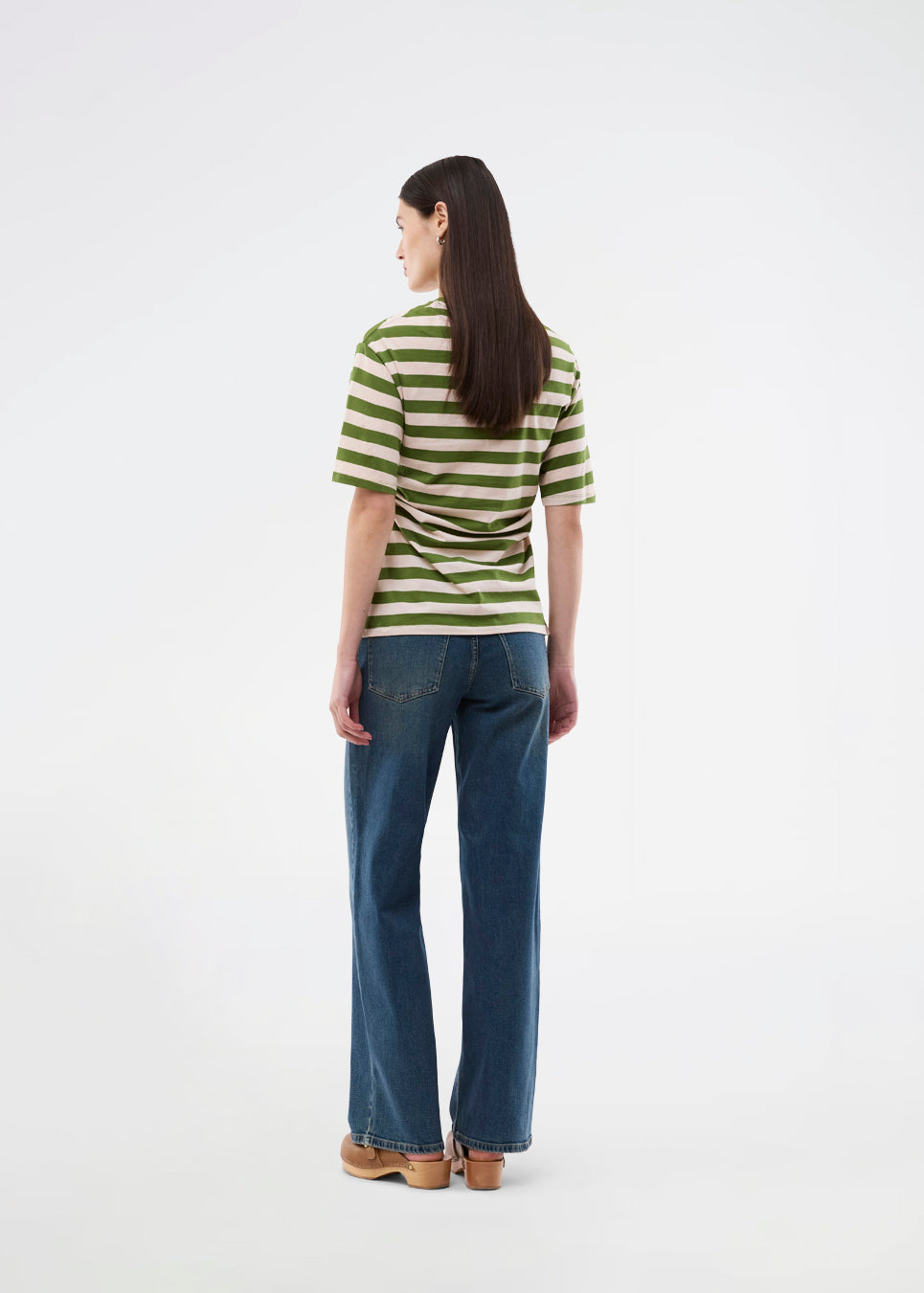 Fitted striped T-shirt with a subtle chest logo. The Barneymd T-Shirt features short, wide sleeves, a round neckline, and flattering side ruching – a chic and sporty must-have for a sleek wardrobe.