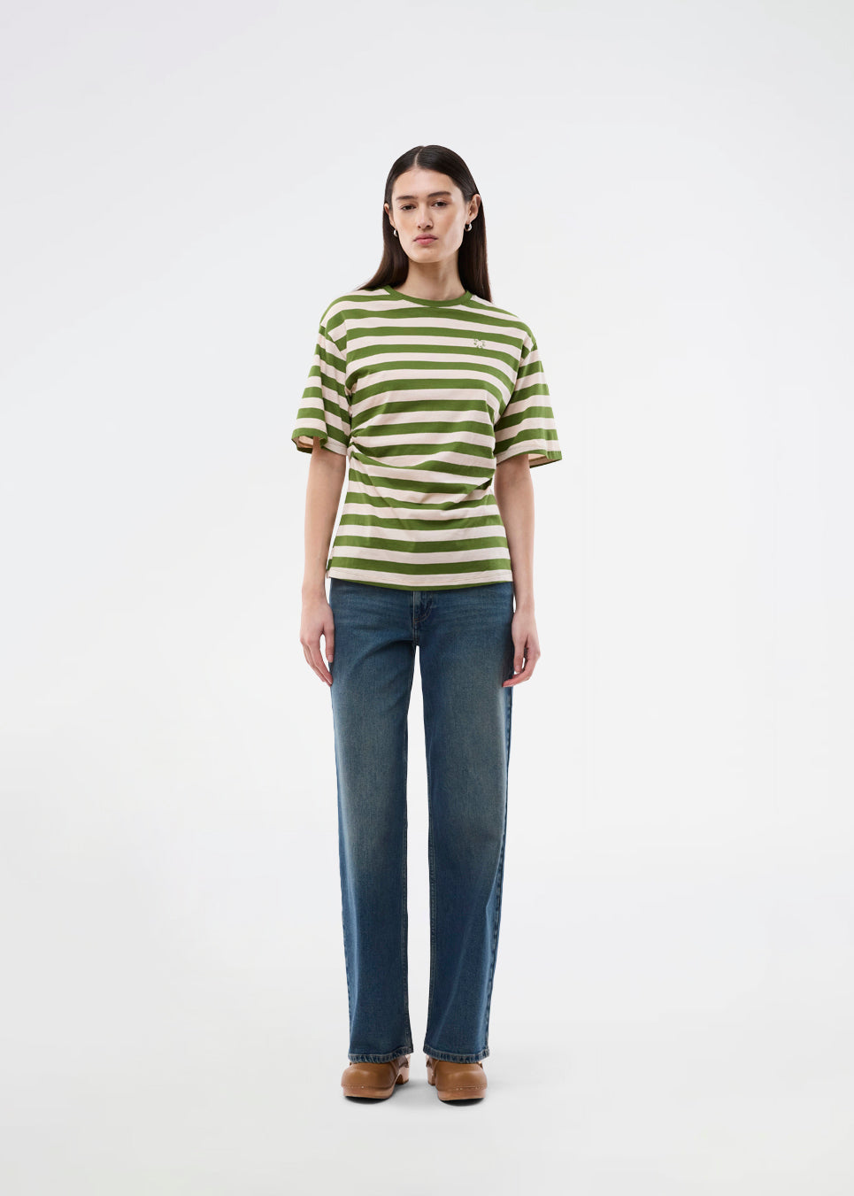 Fitted striped T-shirt with a subtle chest logo. The Barneymd T-Shirt features short, wide sleeves, a round neckline, and flattering side ruching – a chic and sporty must-have for a sleek wardrobe.