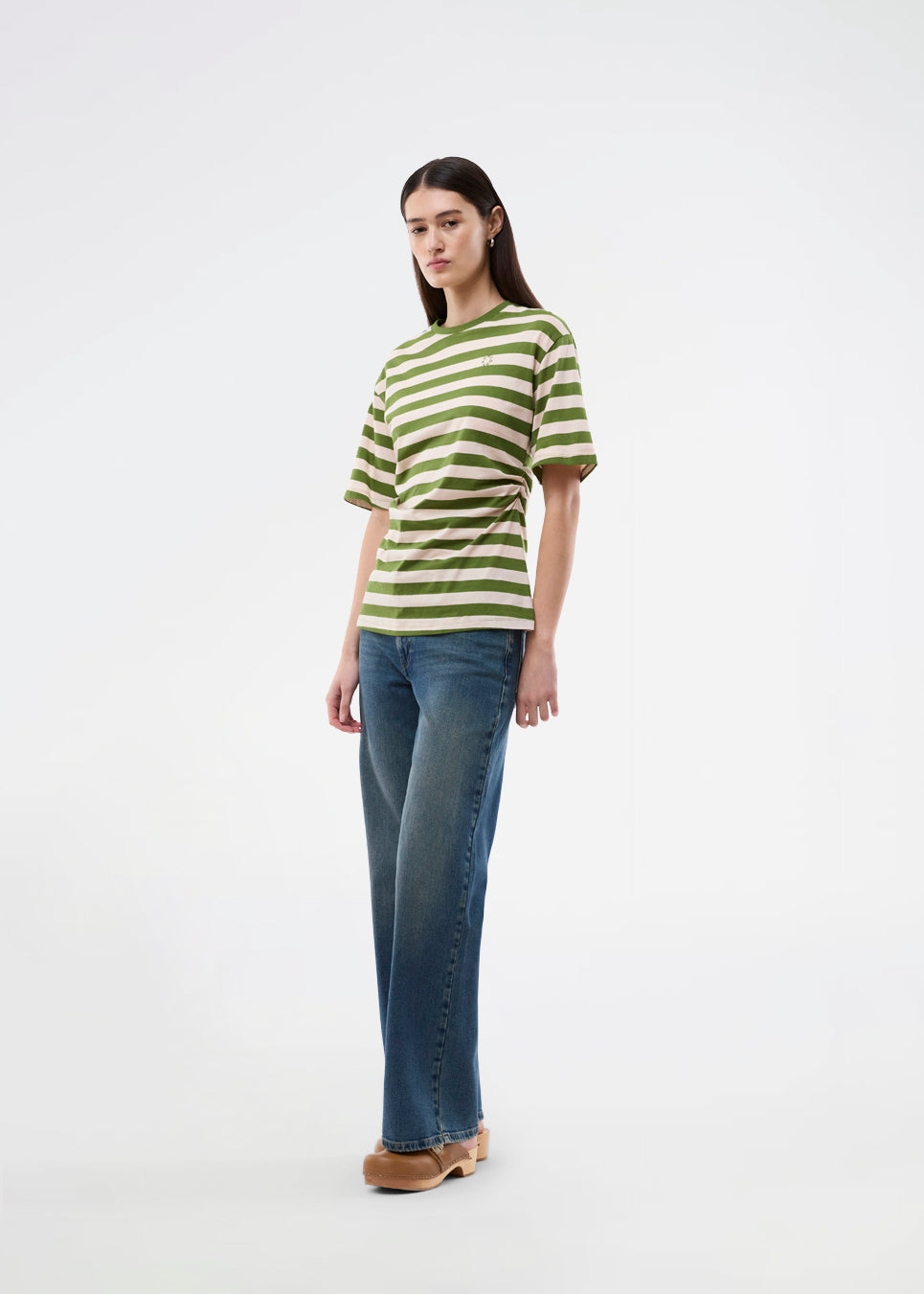 Fitted striped T-shirt with a subtle chest logo. The Barneymd T-Shirt features short, wide sleeves, a round neckline, and flattering side ruching – a chic and sporty must-have for a sleek wardrobe.