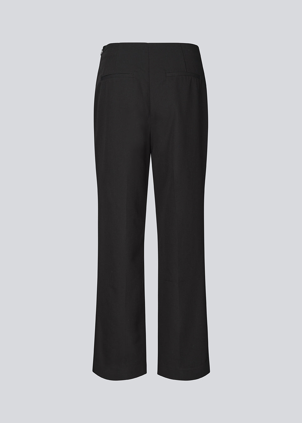 Classic tailored trousers with lace-up detail. The Beamd Pants feature straight legs, a zip closure, and an edgy lace-up detail at the front. The clean cut creates a sharp, modern look with a twist. Made from 78% recycled polyester for a more responsible choice.