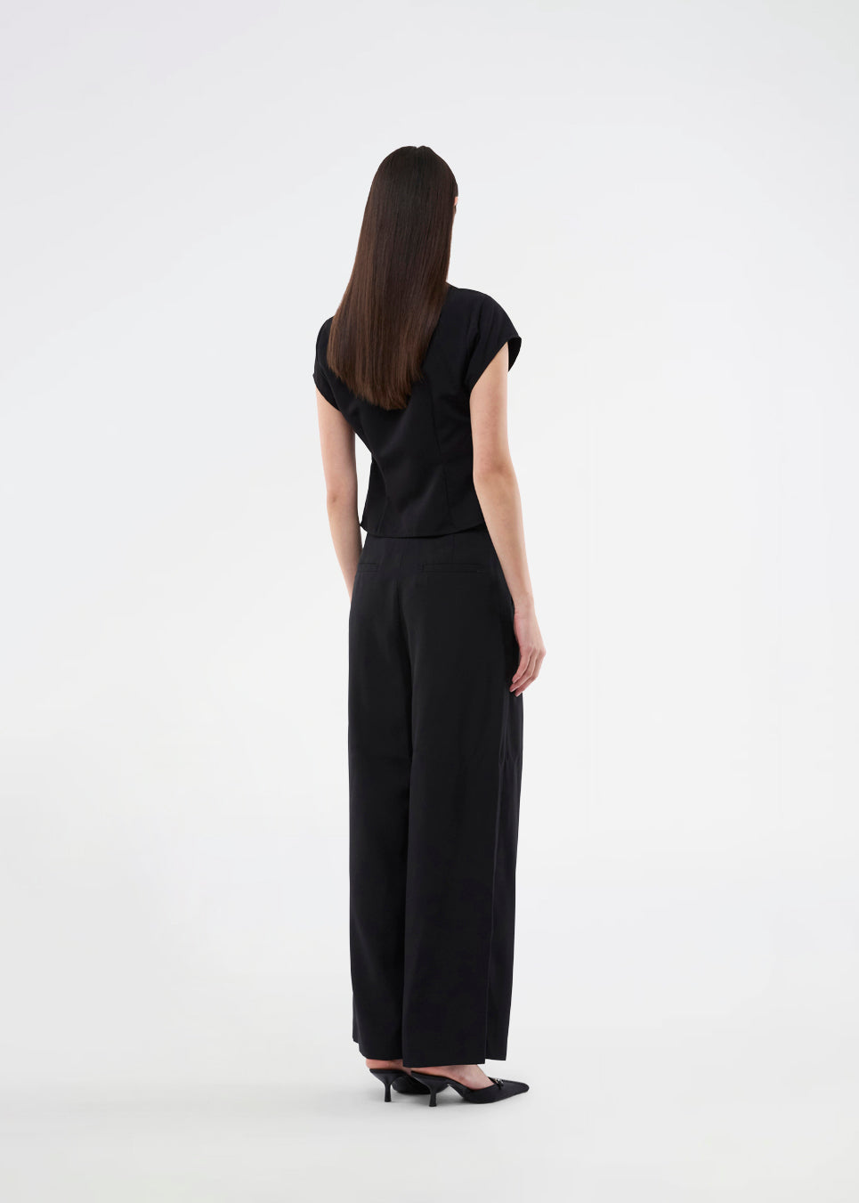Feminine, tailored top. The BeamMD Top features a shirt collar, short sleeves, a V-neckline, and a front zip closure with gathered detailing - a flattering and trendy style, perfect for taking you from day to night.