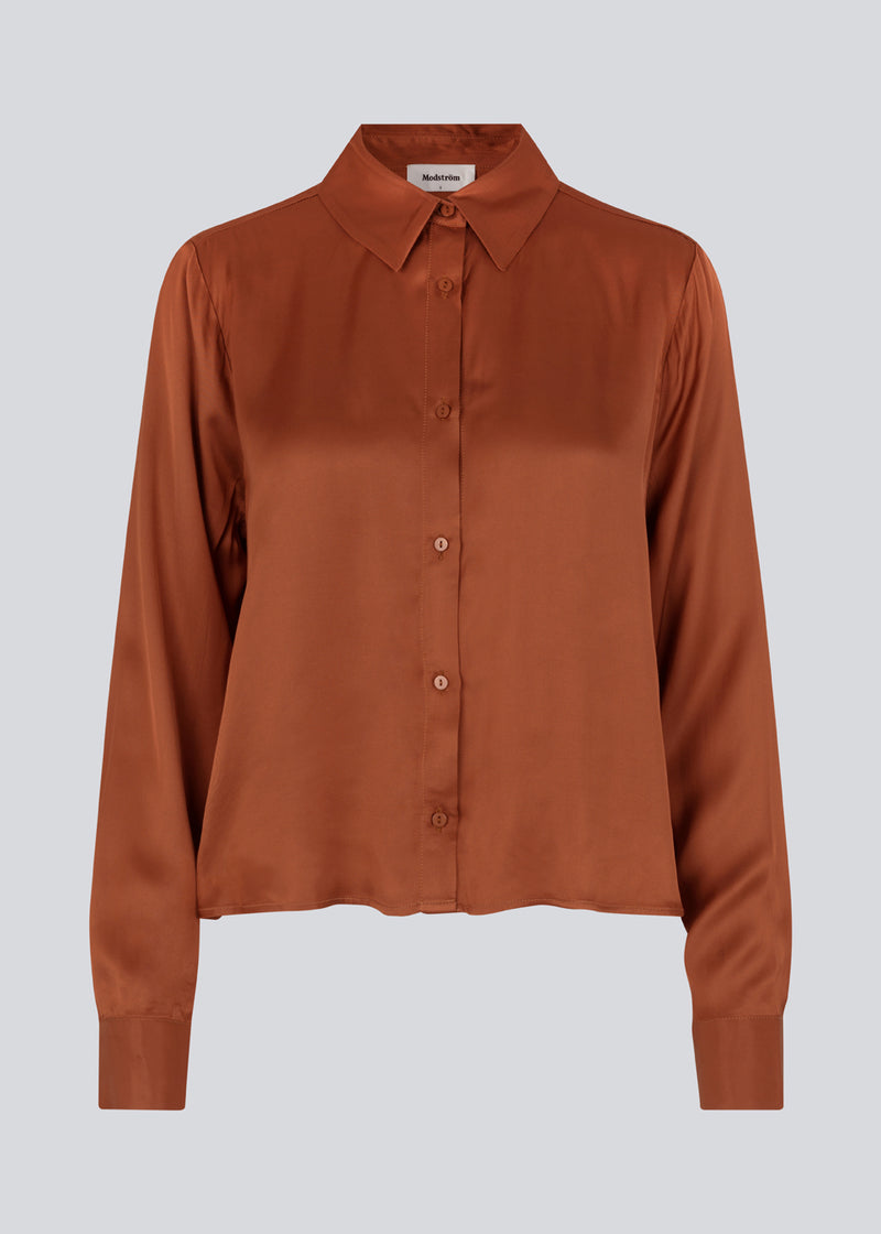 Satin shirt in the color maple with a soft drape in a more responsible quality. BeateMD shirt has a collar and buttons in front along with a double-layered yoke at the back. Relaxed fit.  The model is 177 cm and wears a size S/36.
