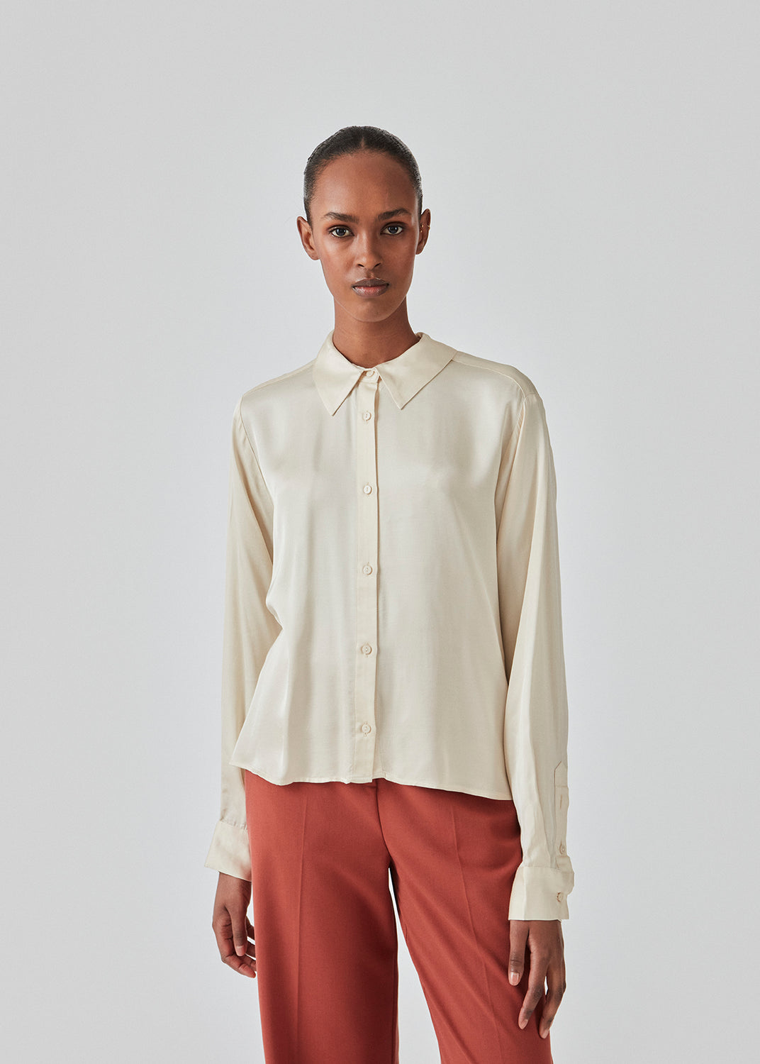 Satin shirt in summer sand with a soft drape in a more responsible quality. BeateMD shirt has a collar and buttons in front along with a double-layered yoke at the back. Relaxed fit.