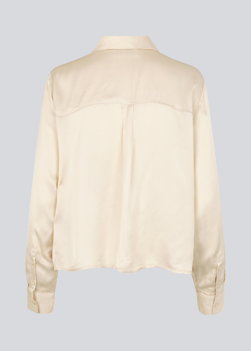 Satin shirt in summer sand with a soft drape in a more responsible quality. BeateMD shirt has a collar and buttons in front along with a double-layered yoke at the back. Relaxed fit.