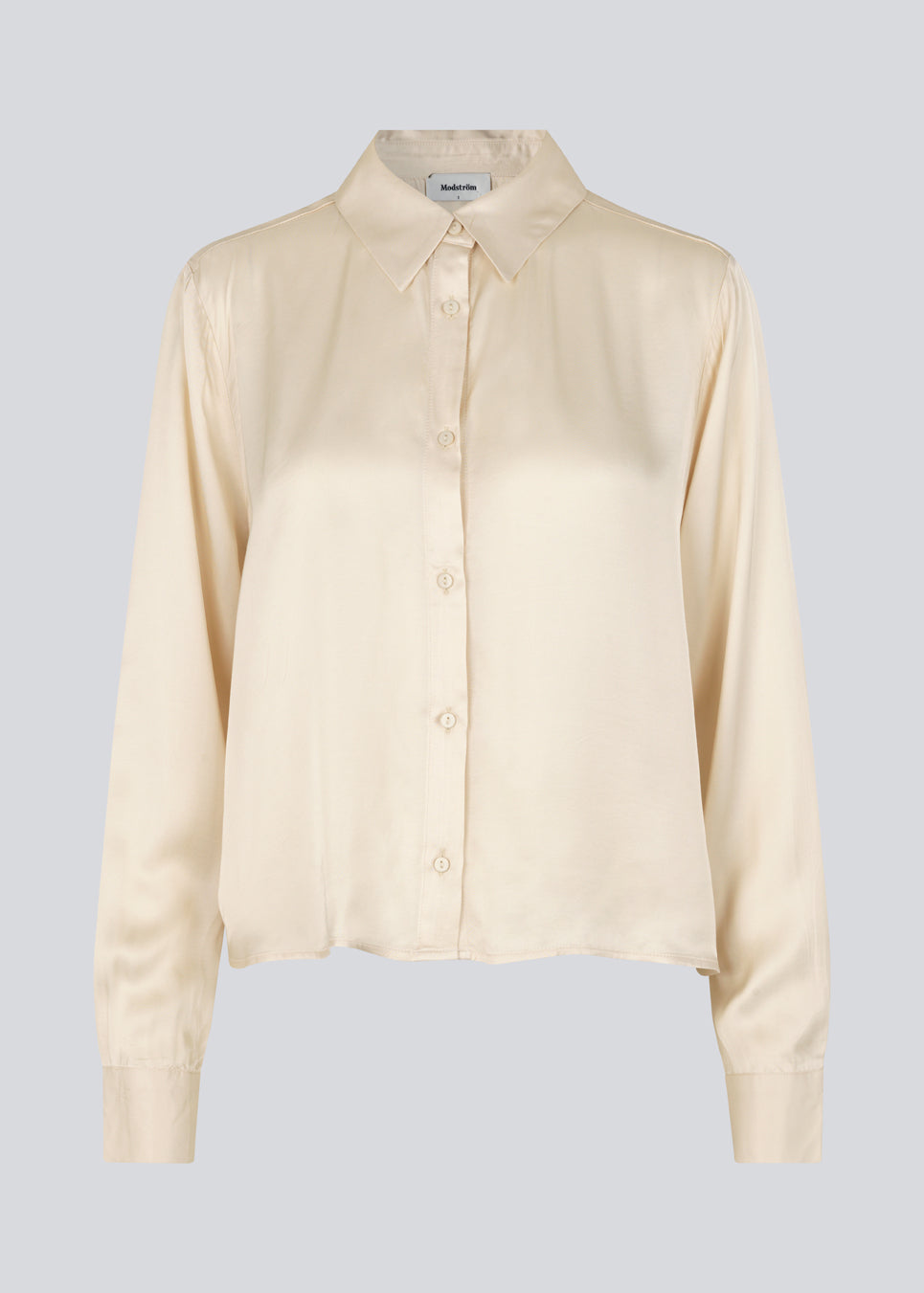 Satin shirt in summer sand with a soft drape in a more responsible quality. BeateMD shirt has a collar and buttons in front along with a double-layered yoke at the back. Relaxed fit.