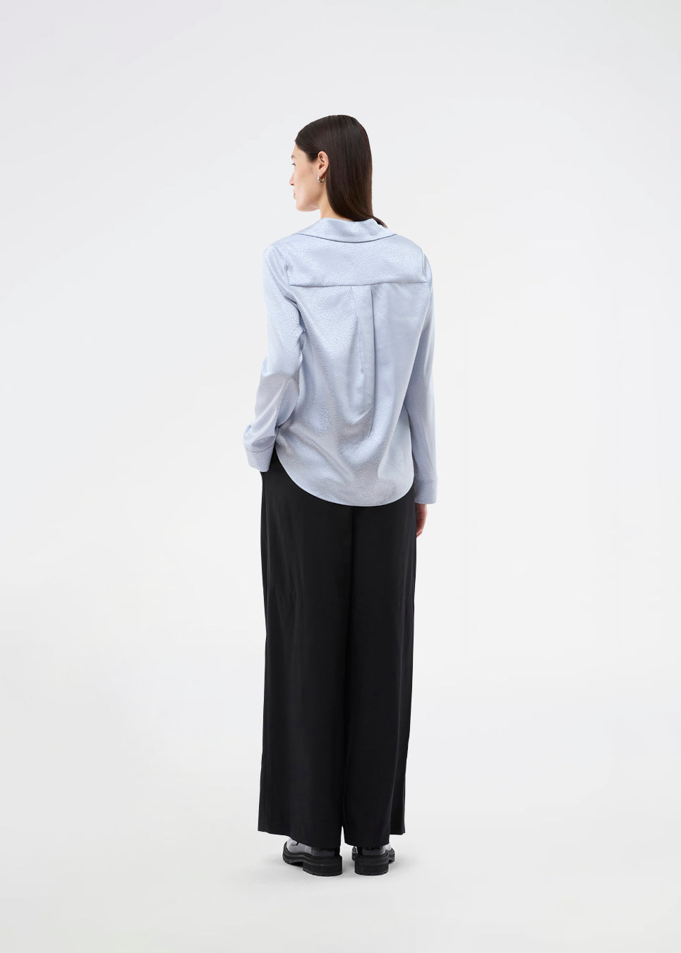 Elegant shirt in a shiny jacquard print. The BeaMD Shirt features a collar, V-neckline, button closure, cuffed sleeves, and shorter side seams - a versatile and exclusive statement top with a modern, sophisticated look.