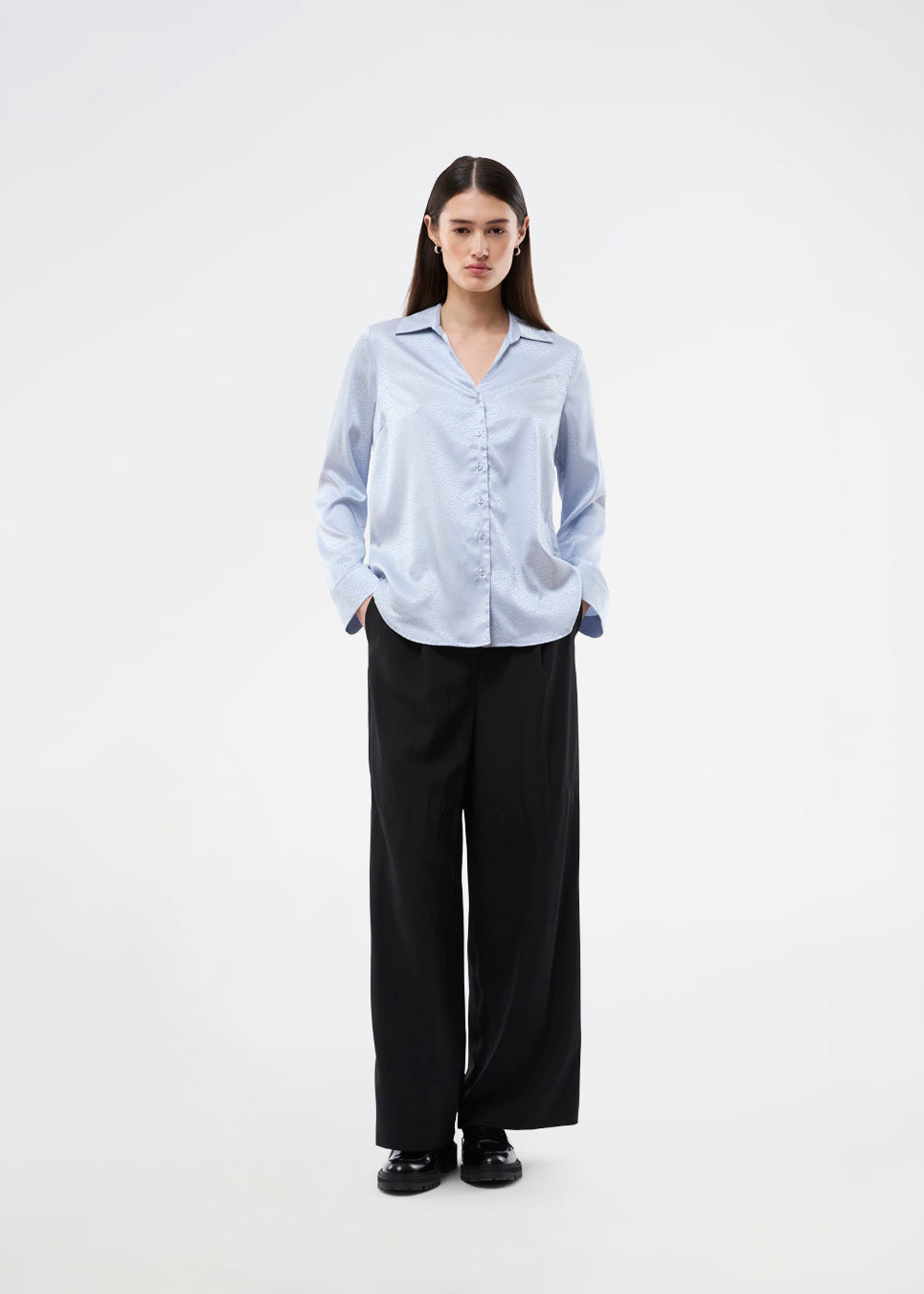 Elegant shirt in a shiny jacquard print. The BeaMD Shirt features a collar, V-neckline, button closure, cuffed sleeves, and shorter side seams - a versatile and exclusive statement top with a modern, sophisticated look.