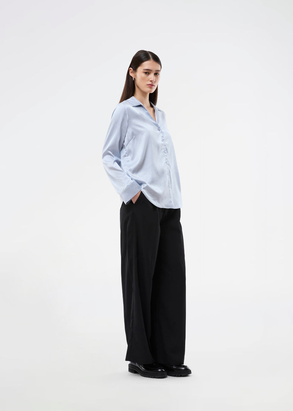 Elegant shirt in a shiny jacquard print. The BeaMD Shirt features a collar, V-neckline, button closure, cuffed sleeves, and shorter side seams - a versatile and exclusive statement top with a modern, sophisticated look.