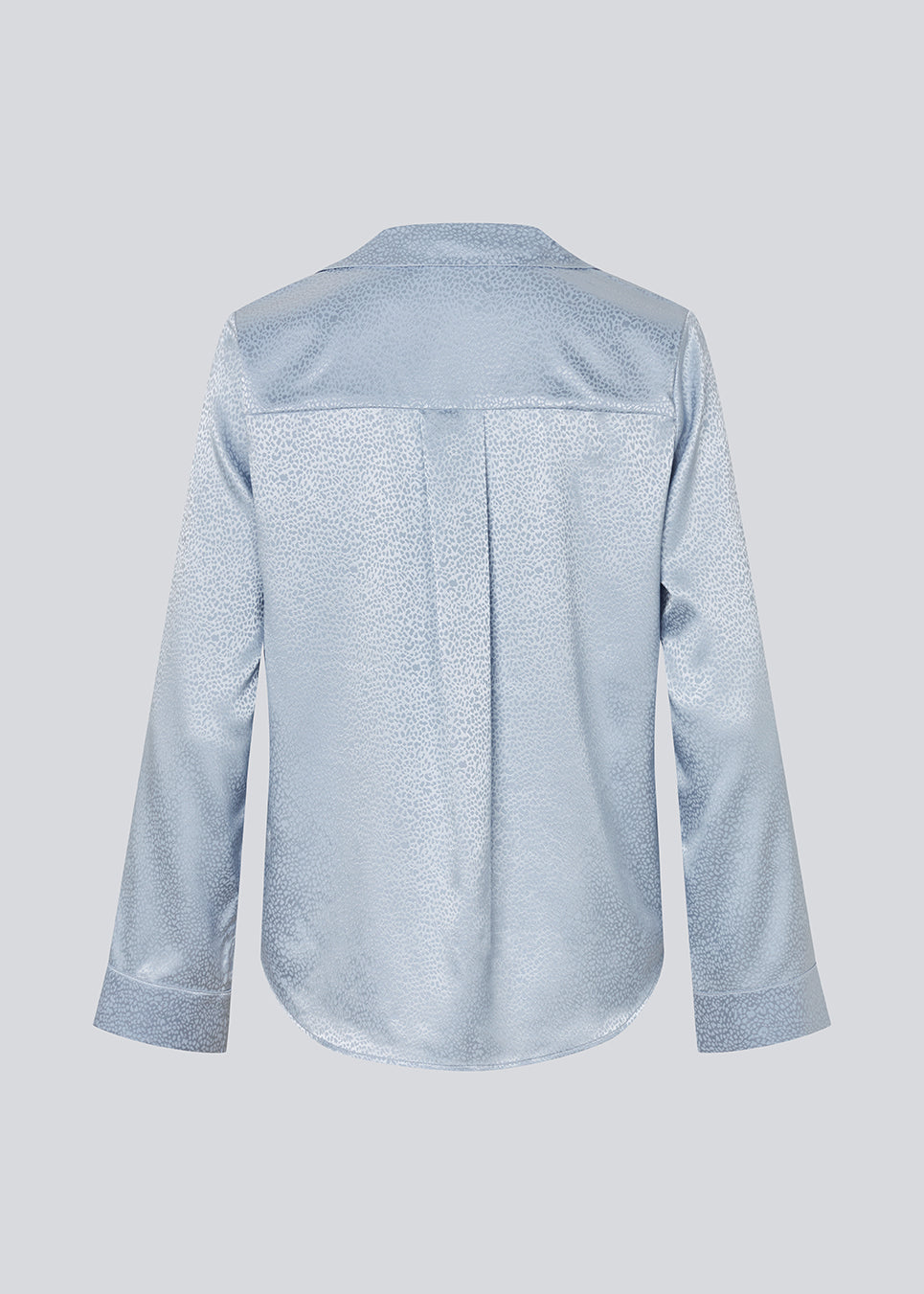 Elegant shirt in a shiny jacquard print. The BeaMD Shirt features a collar, V-neckline, button closure, cuffed sleeves, and shorter side seams - a versatile and exclusive statement top with a modern, sophisticated look.