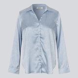 Elegant shirt in a shiny jacquard print. The BeaMD Shirt features a collar, V-neckline, button closure, cuffed sleeves, and shorter side seams - a versatile and exclusive statement top with a modern, sophisticated look.