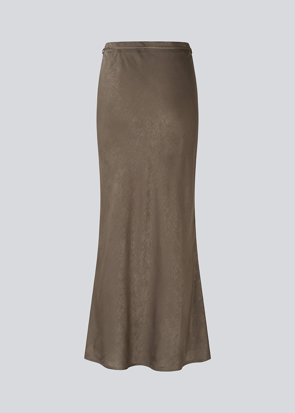 Long elegant skirt in luxurious textured satin. The BelineMD Skirt is fitted at the waist, features a subtle A-line silhouette, and a stylish belt-tie detail - a chic and versatile piece made from 100% recycled polyester.