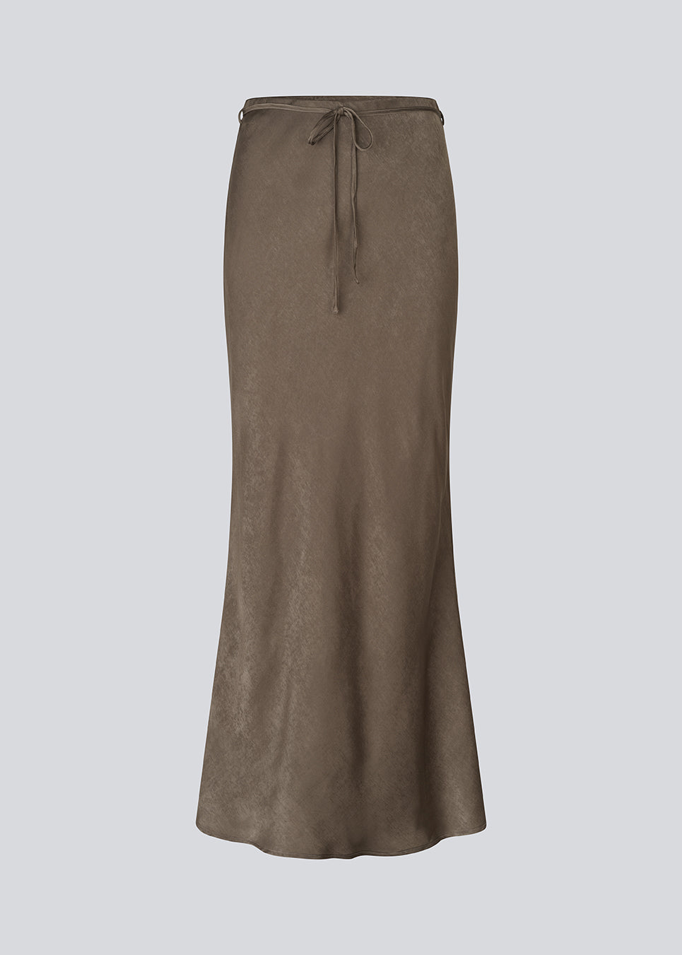 Long elegant skirt in luxurious textured satin. The BelineMD Skirt is fitted at the waist, features a subtle A-line silhouette, and a stylish belt-tie detail - a chic and versatile piece made from 100% recycled polyester.